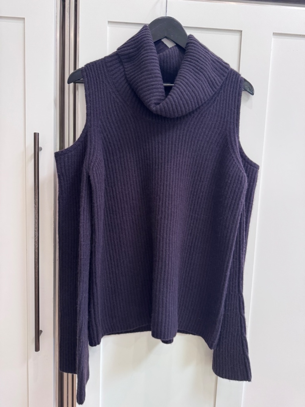 Elie Tahari purple sweater 100% cashmere size L